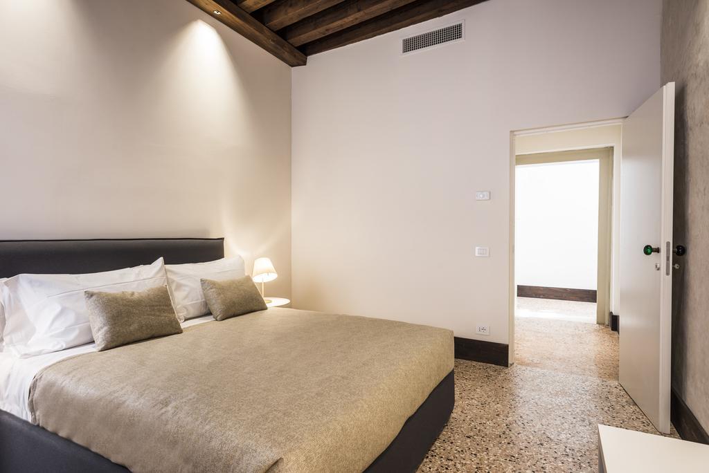 Myplace Campo Santa Margherita Apartments Venesia Bagian luar foto